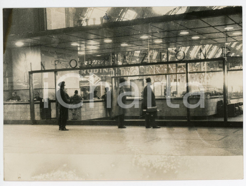 Fotografia d epoca originale 1939 MILANO Stazione Centrale  Nuovo chiosco delle informazioni  Foto 18x13 cm 1