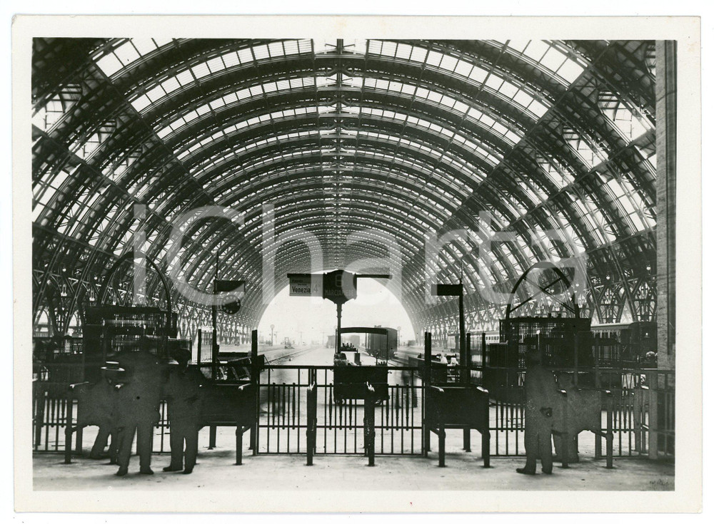 Fotografia d epoca originale 1935 ca MILANO Stazione Centrale  Cancelli di accesso ai binari  Foto 18x13 cm 1