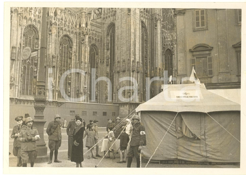 Fotografia d epoca originale 1938 MILANO Piazza Duomo  Giornata della Doppia Croce  Tenda  CROCE ROSSA Foto 1