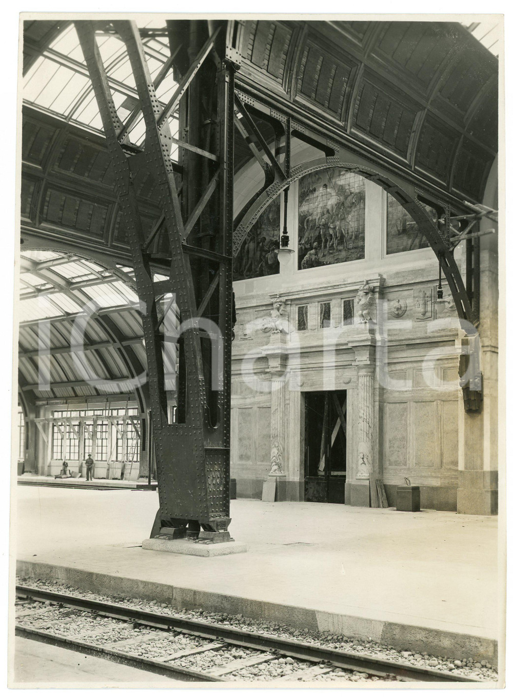 Fotografia d epoca originale 1930 ca MILANO Cantiere nuova Stazione Centrale  Scorcio con operaio  Foto 1