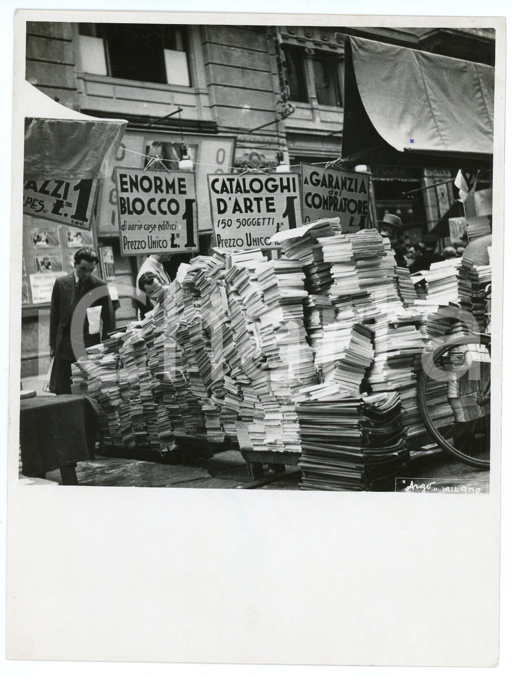 Fotografia d epoca originale 1936 MILANO Piazza Mercanti FIERA DEL LIBRO Catasta di libri  Foto 18x24 cm 1