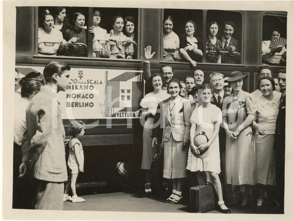 Fotografia d epoca originale 1937 MILANO Partenza artisti Teatro alla Scala in treno per la Germania Foto 1