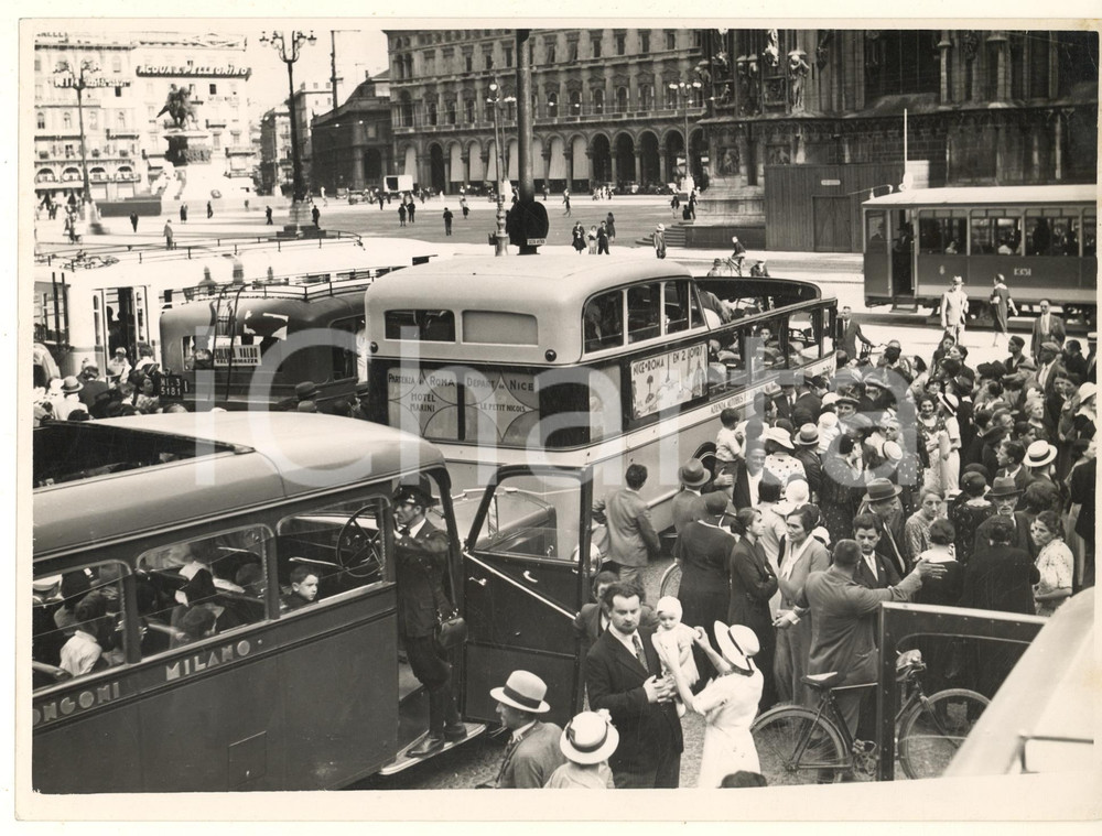 Fotografia d epoca originale 1934 MILANO Piazza Duomo  Partenza bambini per colonie opera assistenziale FOTO 1