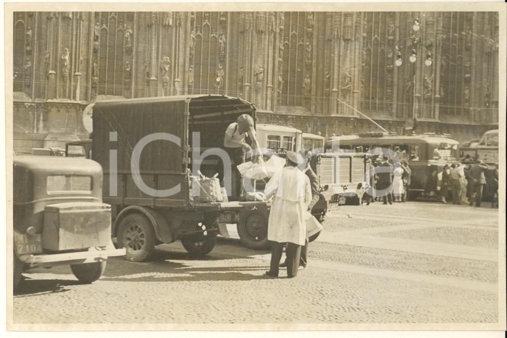 Fotografia d epoca originale 1934 MILANO Duomo  Partenza bambini per colonie marine e montane Foto 1