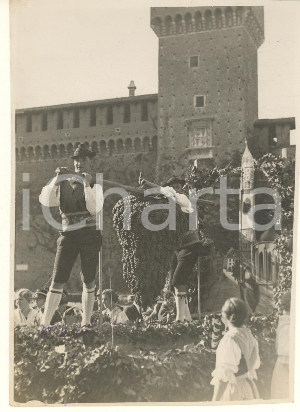 Fotografia d epoca originale 1933 MILANO Castello Sforzesco  Festa dell Uva  Carro dell ALTO ADIGE Foto 1
