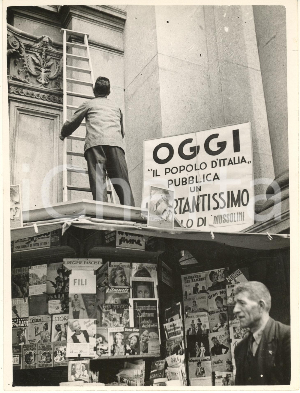 Fotografia d epoca originale 1938 MILANO Piazza Duomo  Edicola con pubblicità su articolo di Mussolini Foto 1