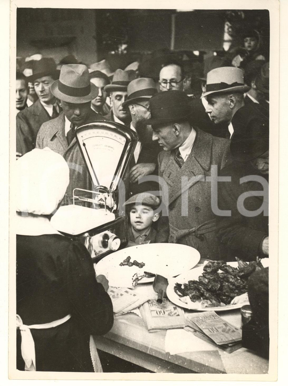 Fotografia d epoca originale 1939 MILANO Loggia dei Mercanti  Settimana del Pesce  Banco di frutti di mare 1