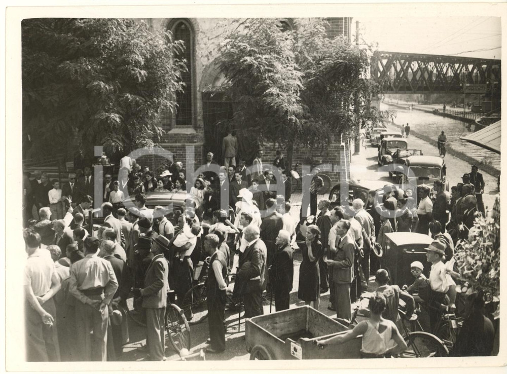 Fotografia d epoca originale 1939 MILANO Festa di San Cristoforo  Benedizione automobili davanti alla chiesa 1