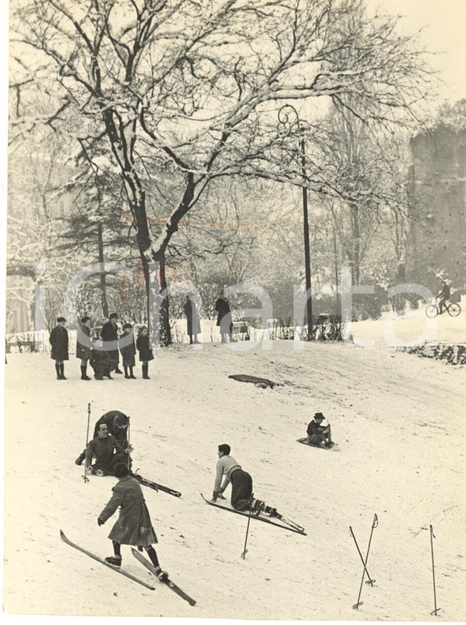Fotografia d epoca originale 1941 MILANO Castello Sforzesco innevato  Sci improvvisato nei terrapieni Foto 1
