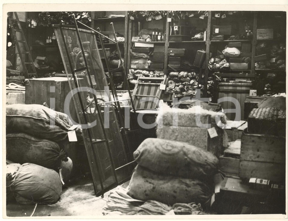 Fotografia d epoca originale 1938 MILANO Ferrovie dello Stato  Asta degli oggetti dimenticati in treno Foto 1