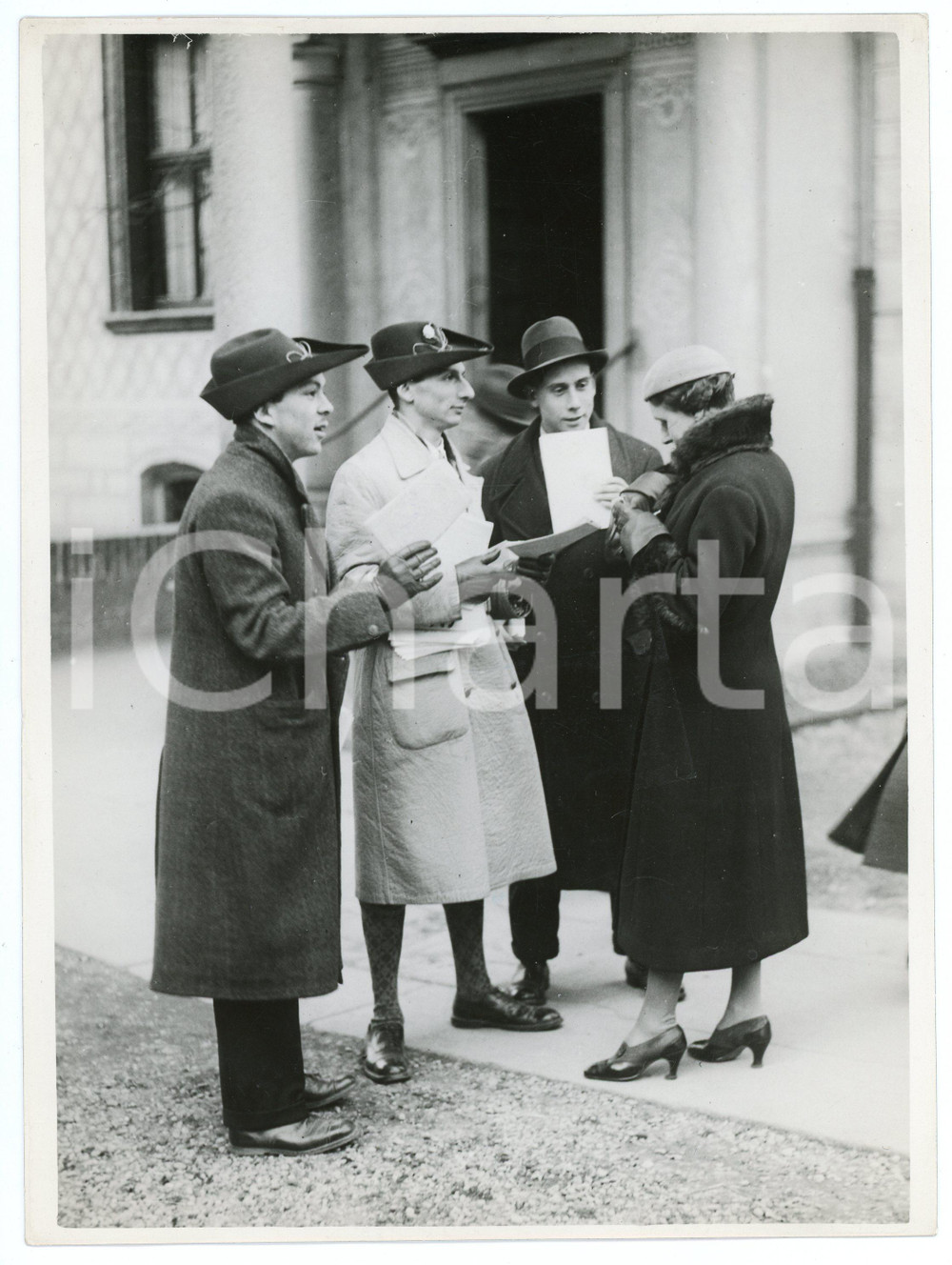 Fotografia d epoca originale 1932 MILANO  FIERA DEL LIBRO Studenti Università Cattolica fanno volantinaggio 1