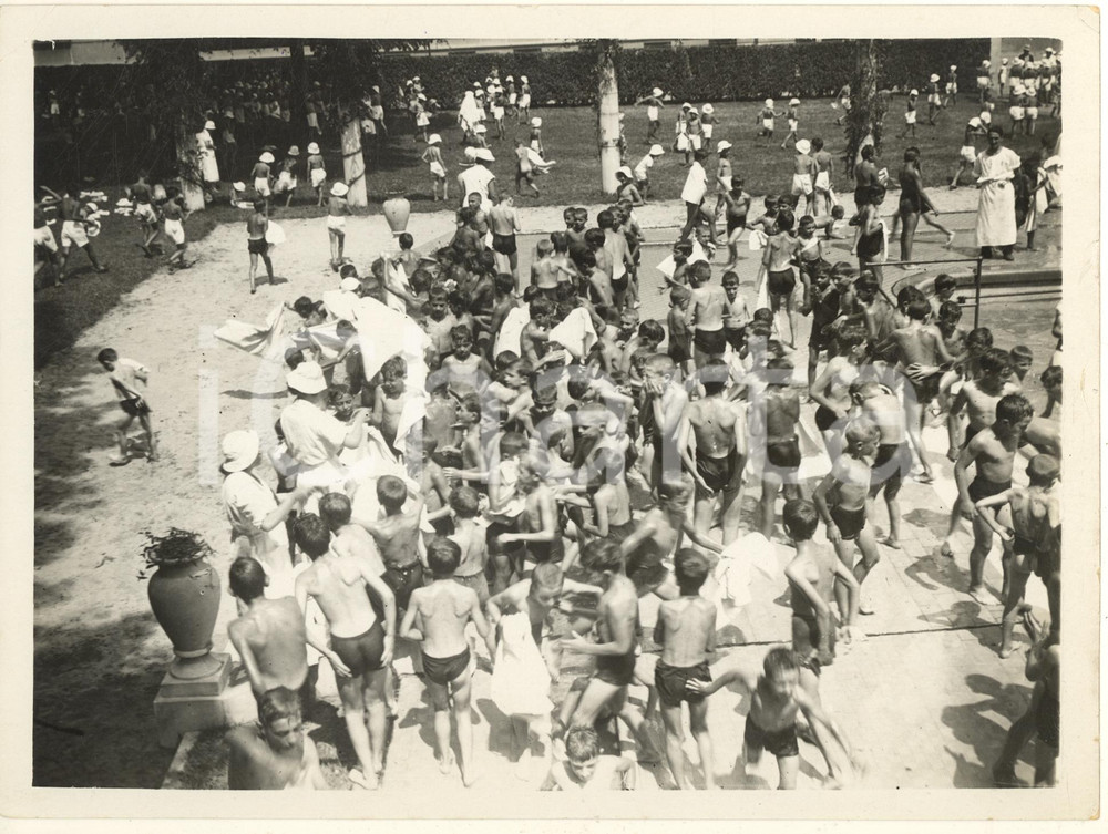 Fotografia d epoca originale 1936 MILANO Parco Ravizza  Colonia estiva  Asciugamani ai bambini Foto 1