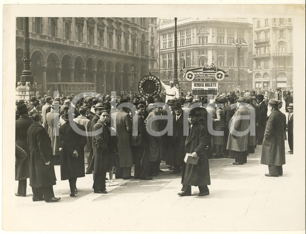 Fotografia d epoca originale 1939 MILANO Piazza Duomo  Vendita biglietti Lotteria di Tripoli Foto GUERZONI 1