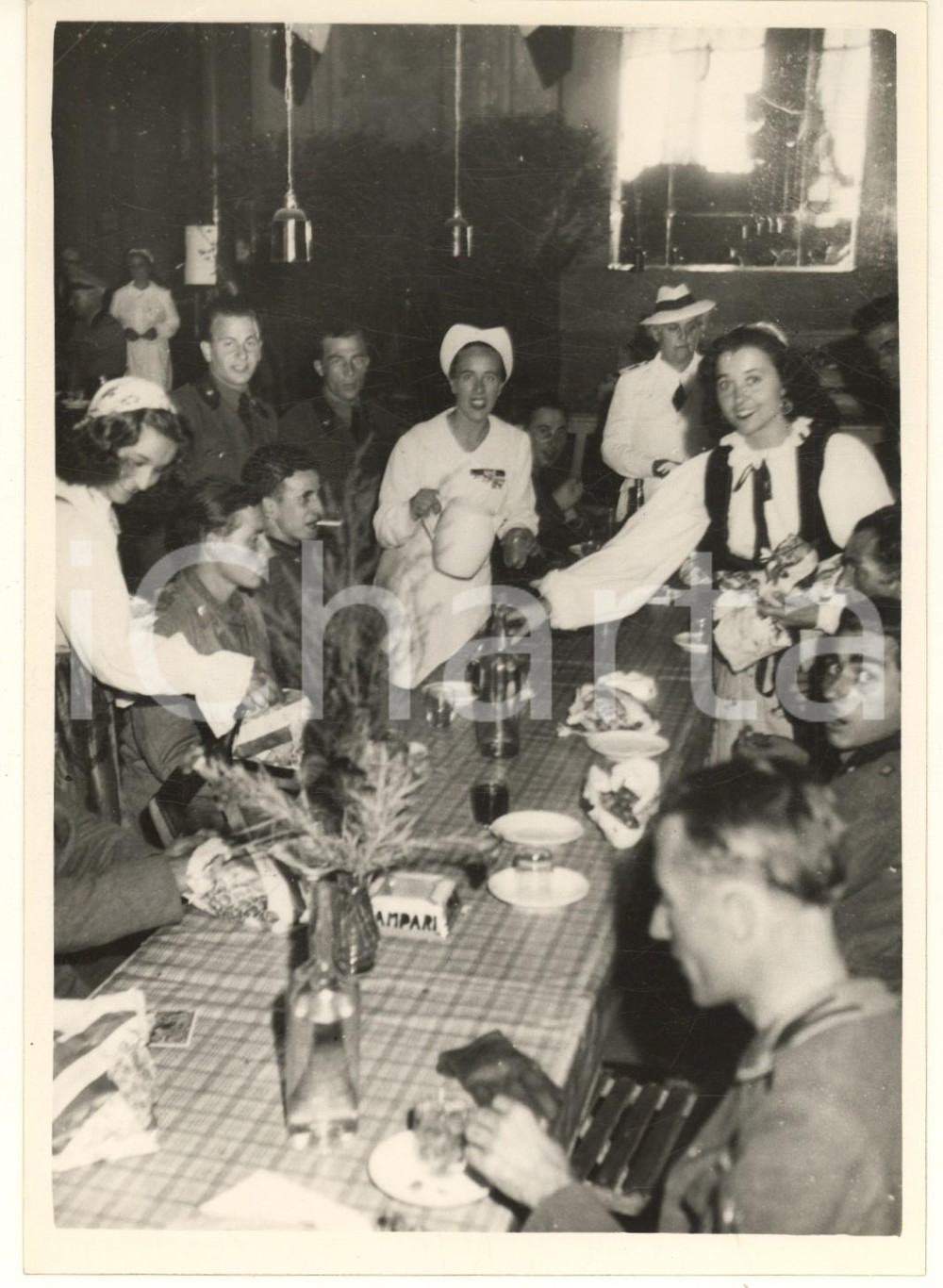 Fotografia d epoca originale 1940 MILANO Stazione Centrale  Giornata dell Uva  Distribuzione ai militari 1