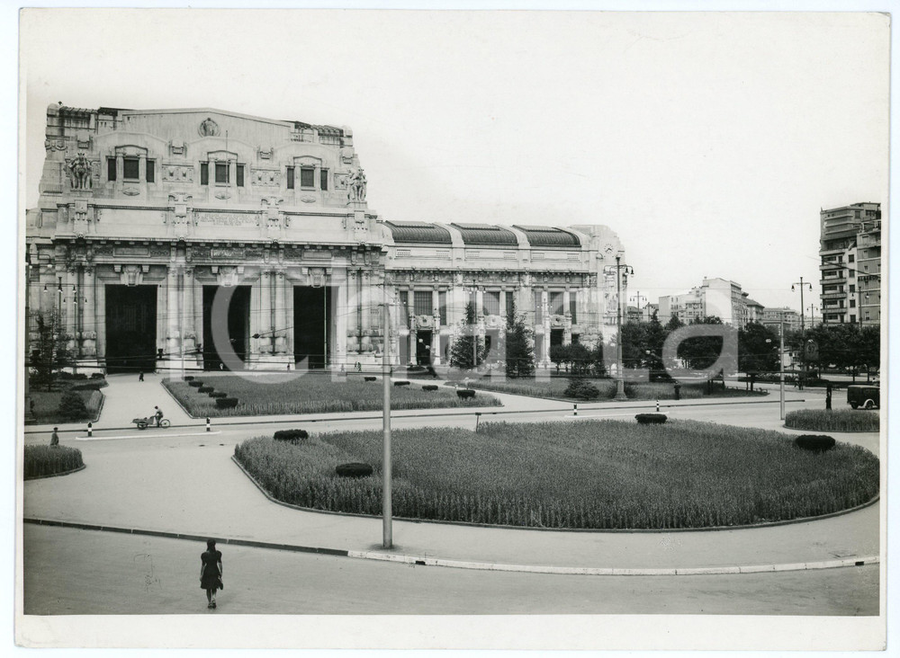 Fotografia d epoca originale 1942 MILANO Stazione Centrale  Netturbino e ragazza in Piazza Duca d Aosta FOTO 1