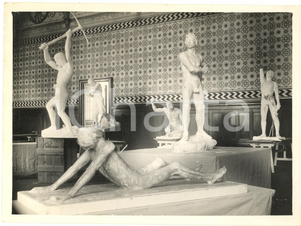 Fotografia d epoca originale 1936 MILANO Castello Sforzesco  Mostra statue del Combattente Foto 24x18 cm 1