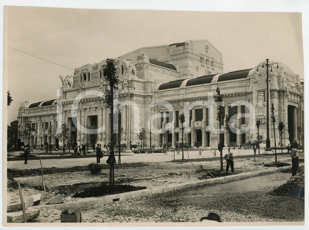 Fotografia d epoca originale 1930 ca MILANO Stazione Centrale  Costruzione giardini in Piazza Duca d Aosta 1