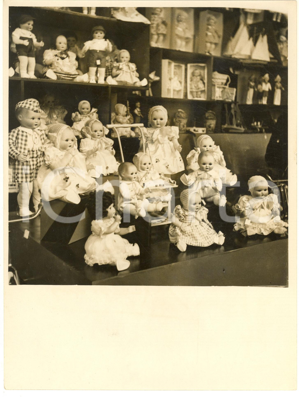 Fotografia d epoca originale 1935 ca MILANO Loggia dei Mercanti  Mostra del Giocattolo  Banco di bambole 1