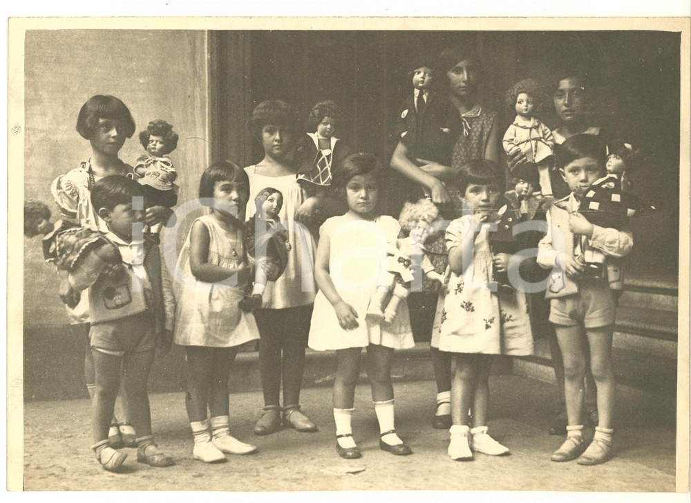 Fotografia d epoca originale 1935 ca MILANO Mostra del Giocattolo  Donazione bambole ai bambini in visita 1