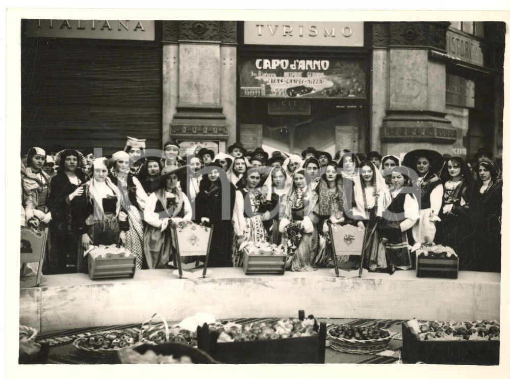 Fotografia d epoca originale 1938 MILANO Ottagono Galleria  Donne alla Giornata della Madre e Fanciullo 1