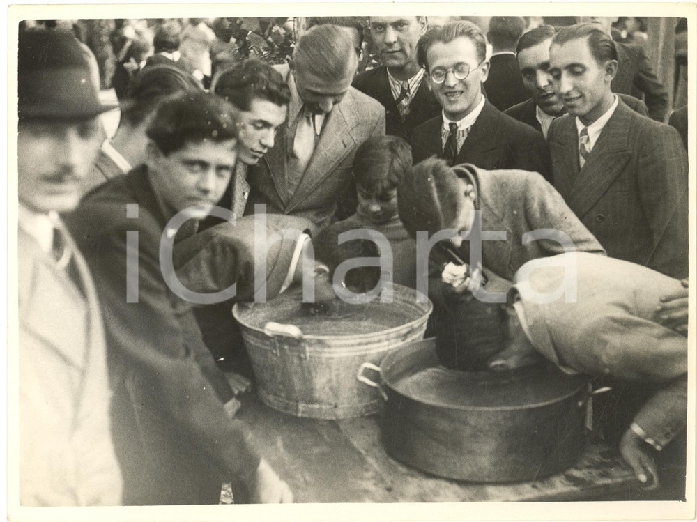 Fotografia d epoca originale 1937 MILANO Porta Ticinese  Festa dell Uva  Gioco della pesca delle mele Foto 1