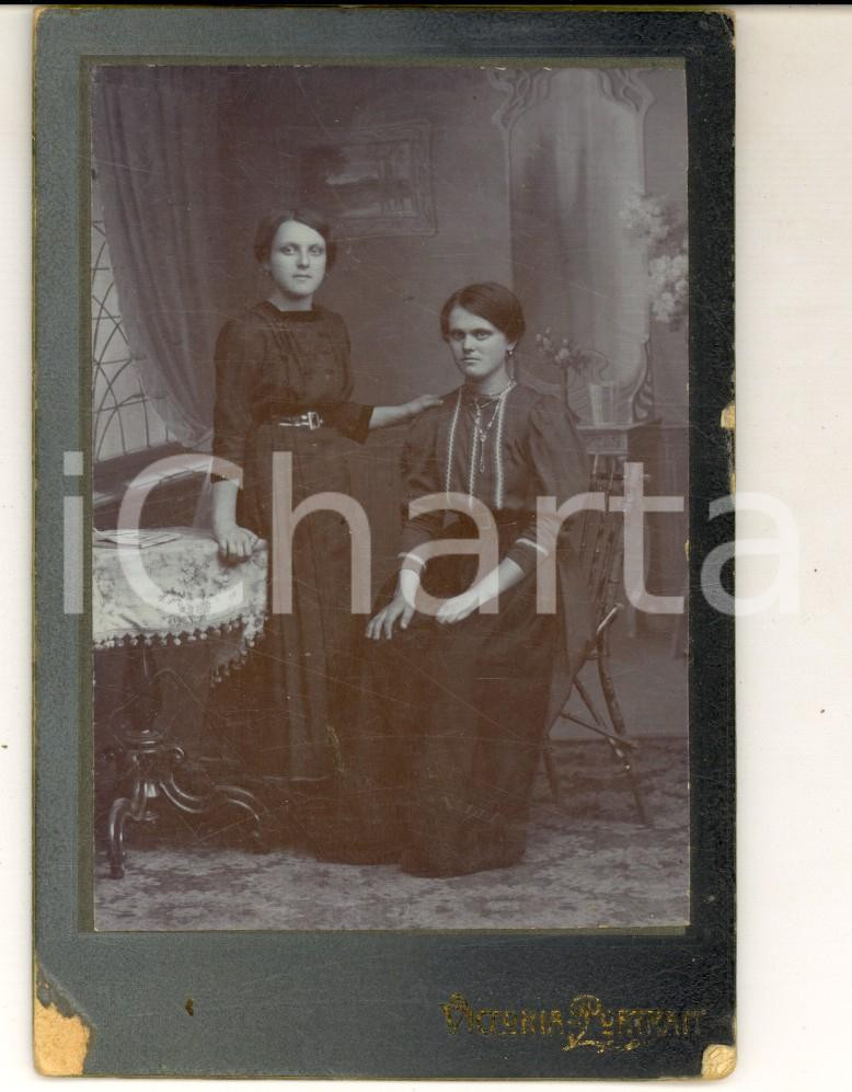 Fotografia d epoca originale 1910 ca TRIESTE Ritratto di due sorelle in salotto borghese Foto DAQUERRE 8x12 1