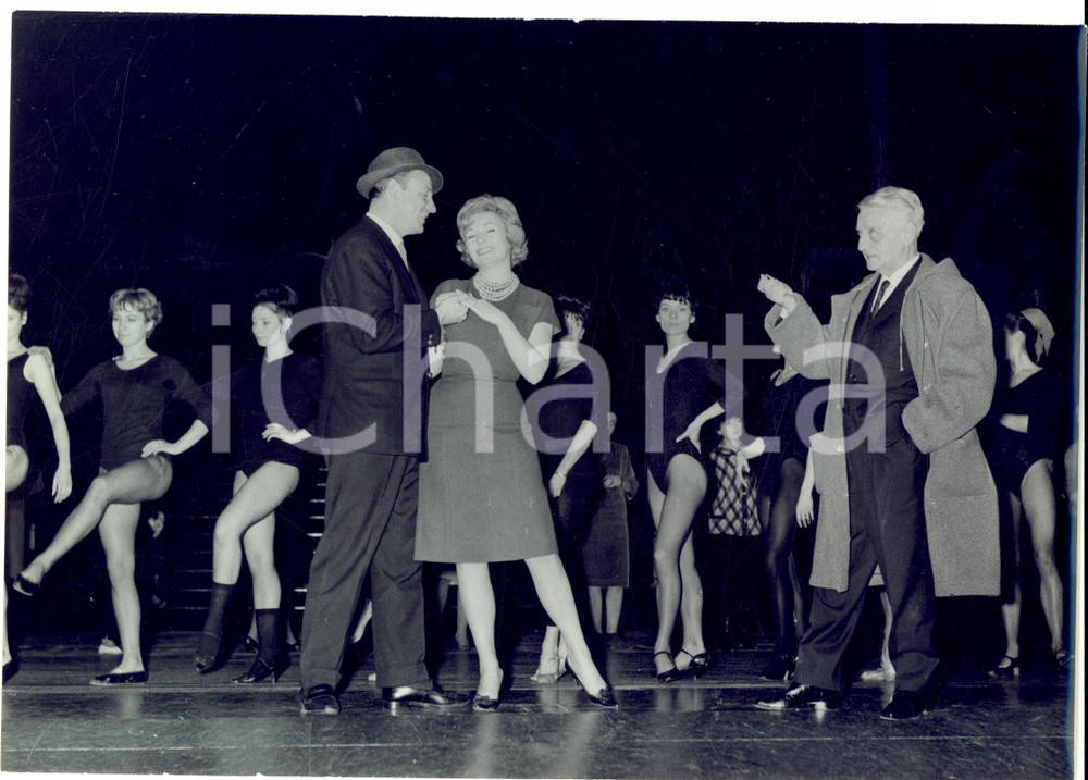 Fotografia d epoca originale 1960 ca CASINO DE PARIS Henri VARNA sul palco al termine di uno spettacolo 1