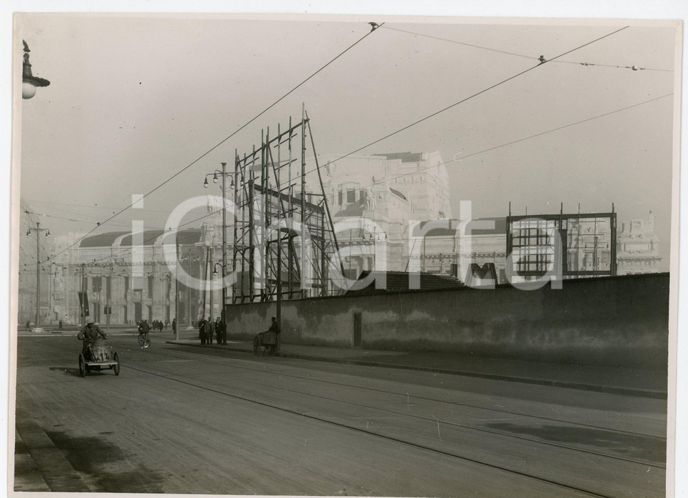 Fotografia d epoca originale 1931 MILANO Stazione Centrale  Uomo con damigiana in Via Napo Torriani  Foto 1