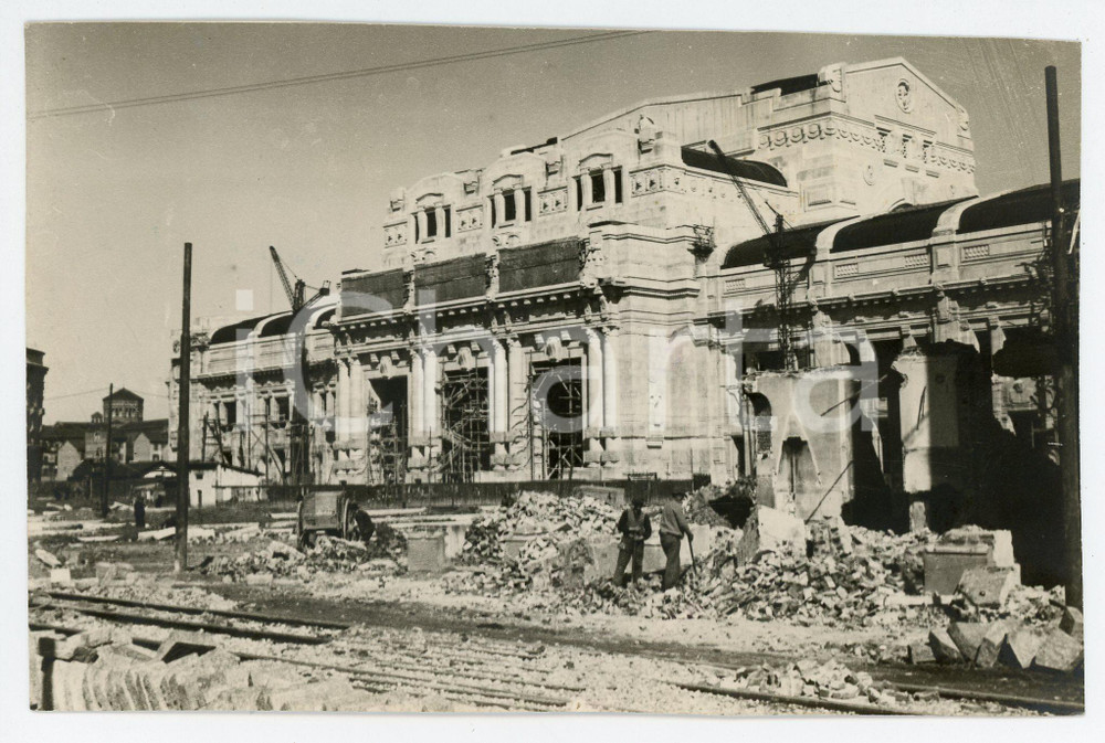Fotografia d epoca originale 1930 ca MILANO Stazione Centrale  Operai demoliscono vecchie case  Foto 16x10 1