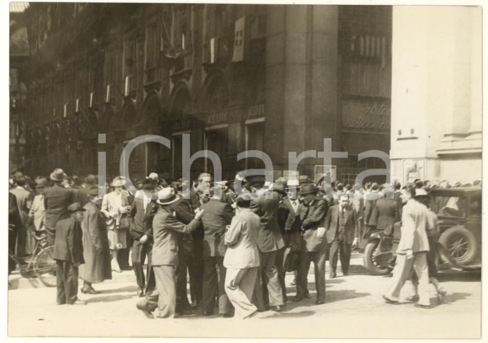 Fotografia d epoca originale 1940 MILANO Galleria Vittorio Emanuele  Notizia armistizio in Francia Foto 1