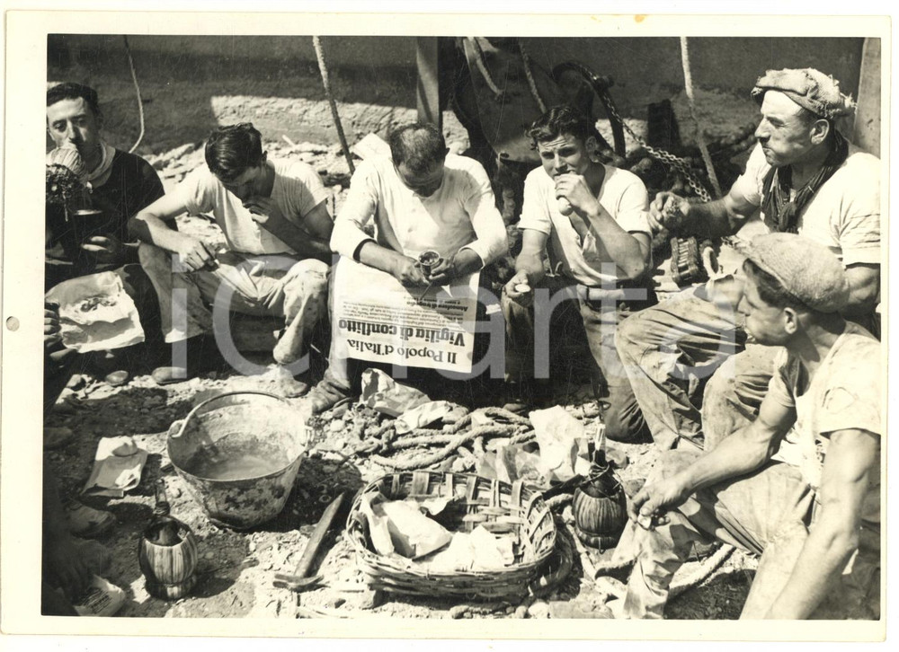 Fotografia d epoca originale 1939 MILANO Operai leggono i giornali alla vigilia della guerra Foto 18x13 cm 1