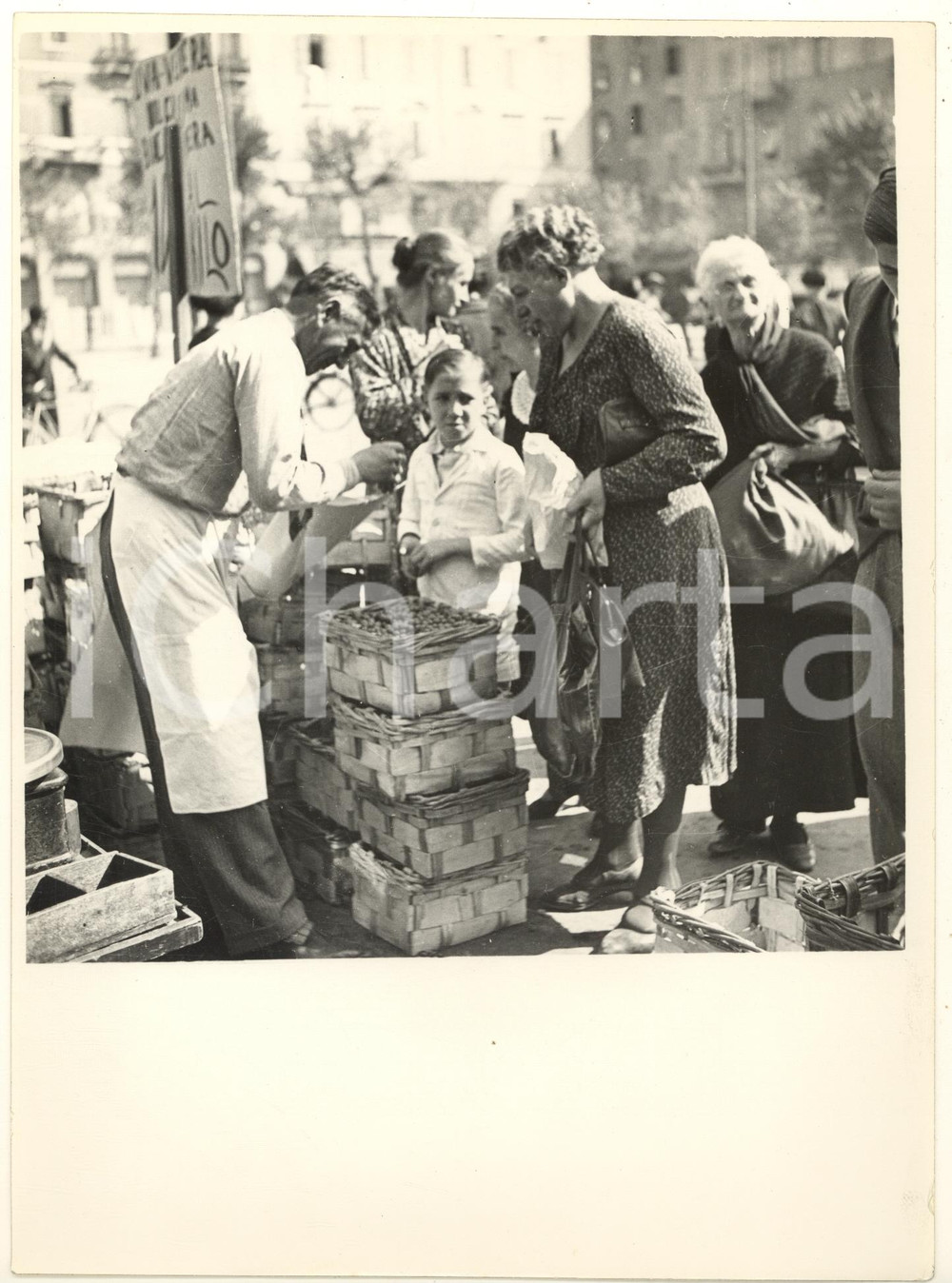 Fotografia d epoca originale 1935 MILANO Festa dell Uva  Venditori al mercato Foto COSTUME 18x24 cm 1