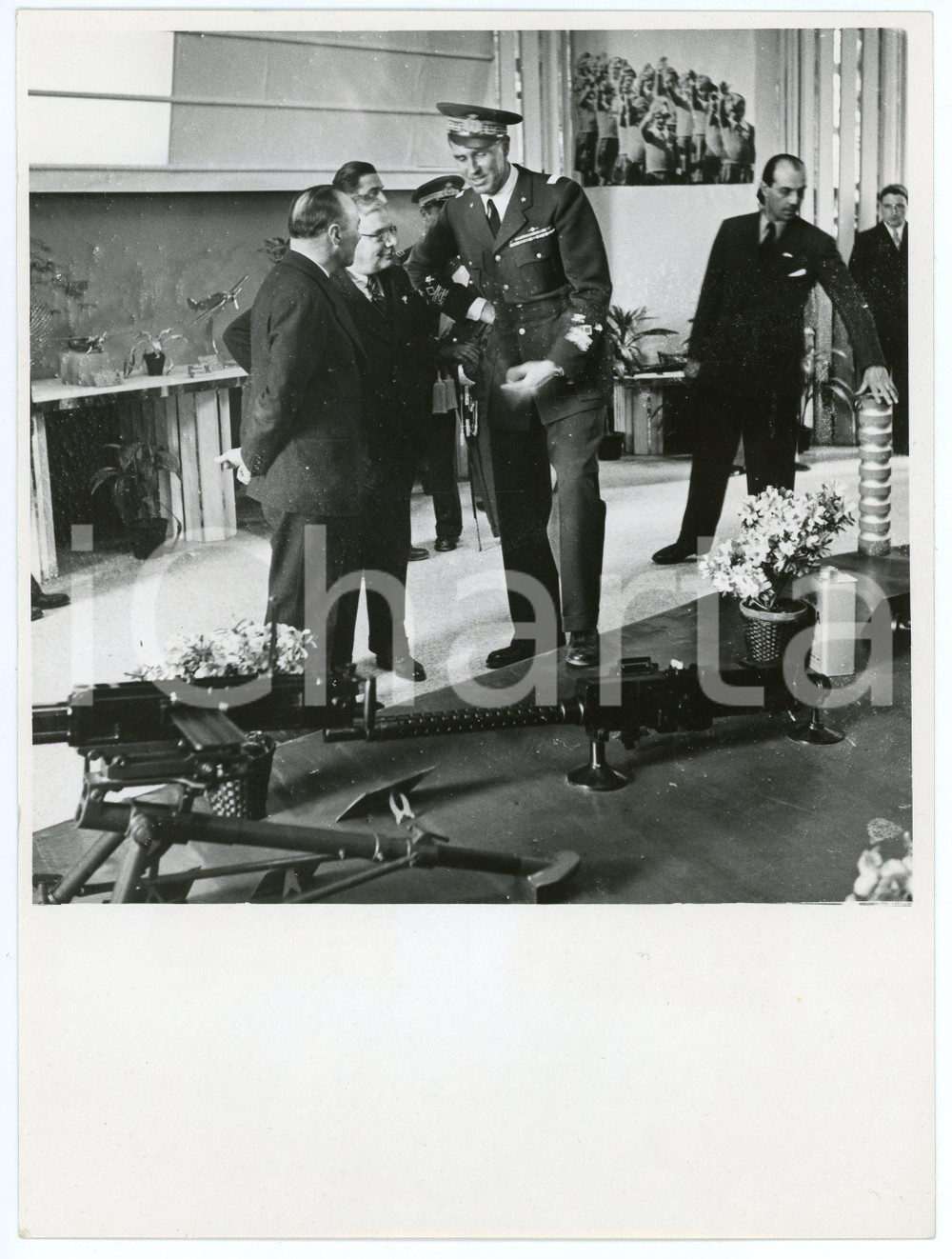 Fotografia d epoca originale 1937 MILANO Fiera Campionaria  Amedeo di SAVOIA  AOSTA visita padiglione armi 1