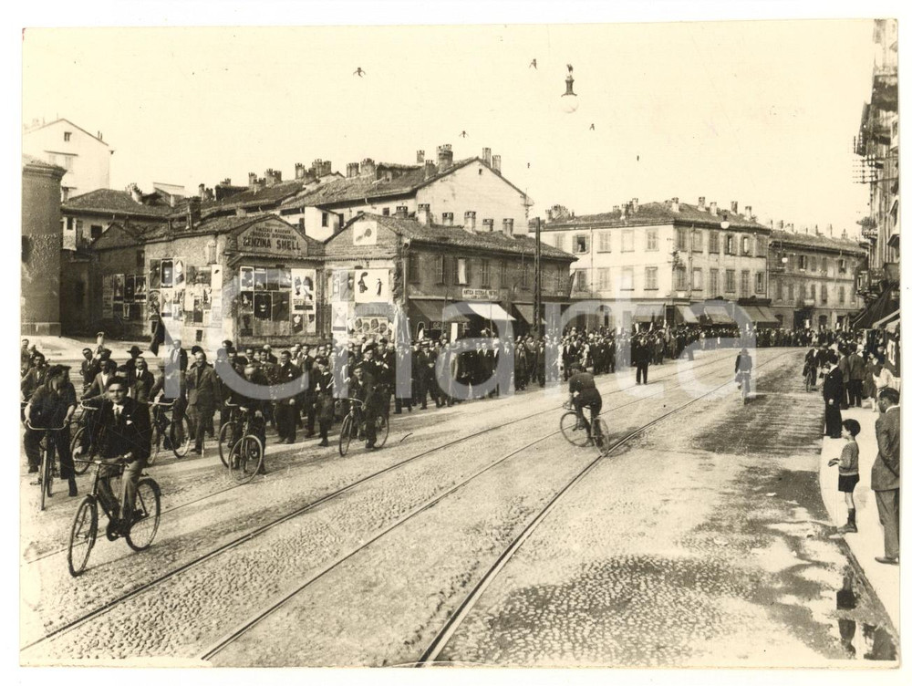 Fotografia d epoca originale 1929 MILANO Porta MAGENTA  Corteo per anniversario Francesco BARACCA Foto RARA 1