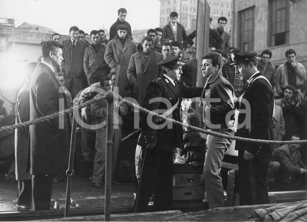 Fotografia d epoca originale 1959 GENOVA Film Il Magistrato José SUAREZ e Maurizio ARENA sul set FOTO 1 1