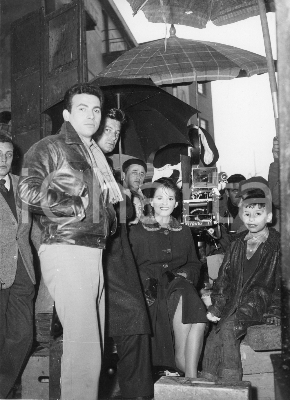 Fotografia d epoca originale 1959 GENOVA Set Il Magistrato José SUAREZ Claudia CARDINALE Maurizio ARENA 1 1