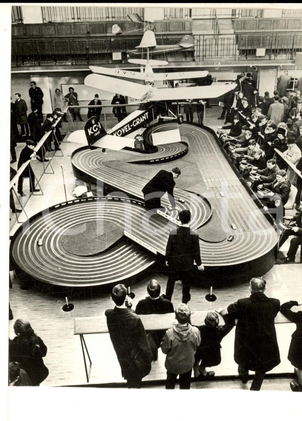 Fotografia d epoca originale 1968 LONDON SEYMOUR HALL Pista per automodellini a otto corsie Foto 13x18 cm 1