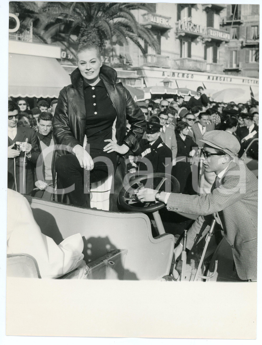 Fotografia d epoca originale 1959 CARNEVALE di RAPALLO Caccia al tesoro  Anita EKBERG in gara  Foto 1 1