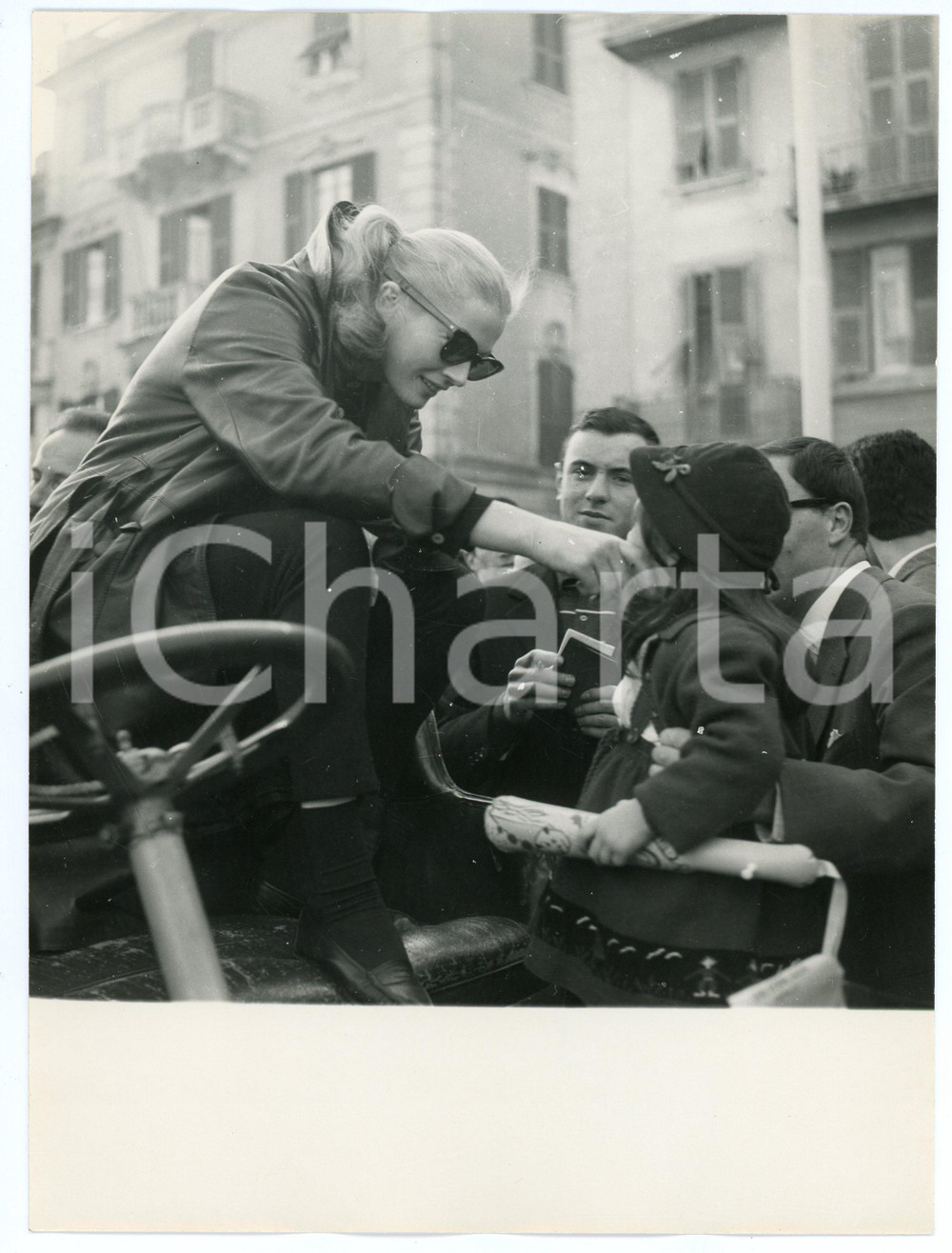 Fotografia d epoca originale 1959 CARNEVALE di RAPALLO Caccia al tesoro  Anita EKBERG in gara  Foto 2 1