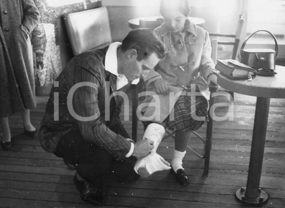 Fotografia d epoca originale 1959 GENOVA Charlton HESTON firma la gamba ingessata di una fan  Foto 24x18  cm 1