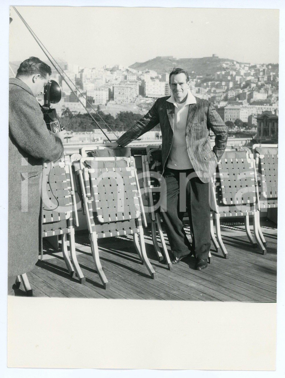 Fotografia d epoca originale 1959 GENOVA Charlton HESTON su transatlantico INDEPENDENCE Foto 18x24 cm 3 1