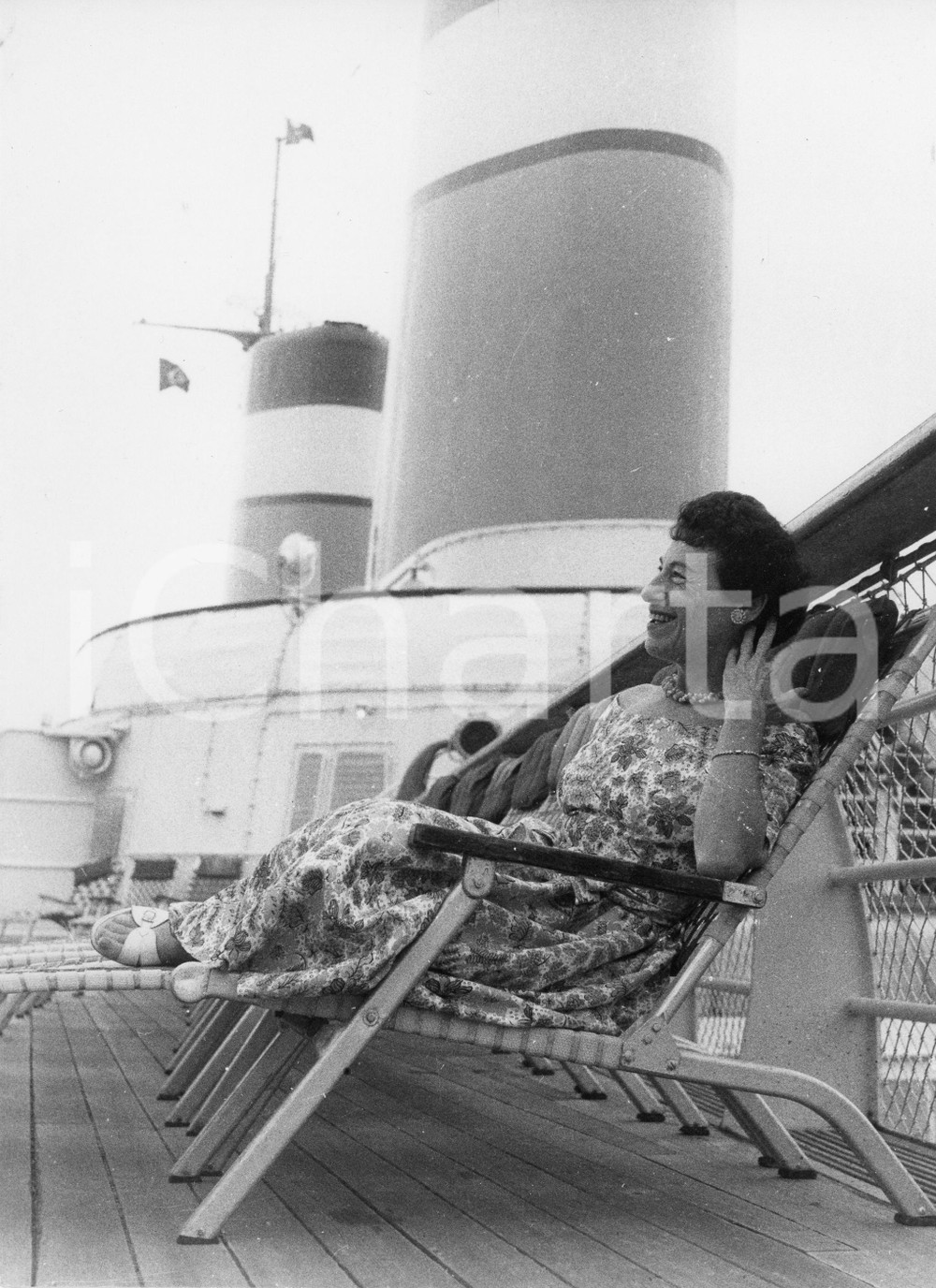 Fotografia d epoca originale 1958 GENOVA Scrittrice Jean STAFFORD sul ponte di una nave  Foto 18x24 cm 2 1