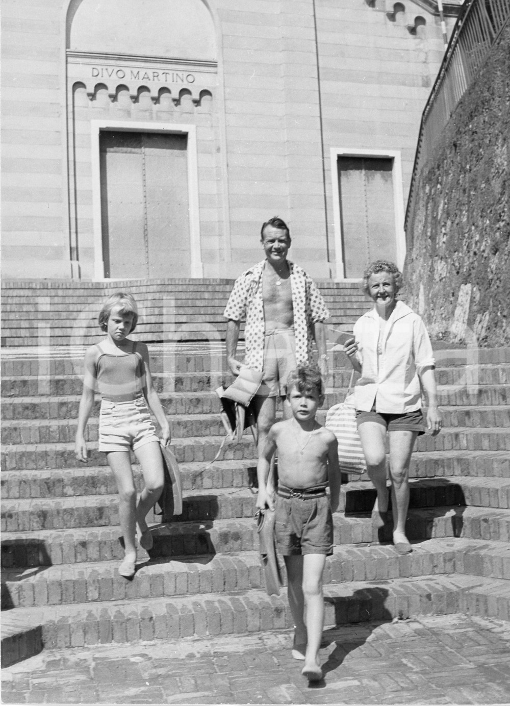 Fotografia d epoca originale 1958 PORTOFINO Chiesa del DIVO MARTINO Rex HARRISON con i figli  Foto 18x24 cm 1