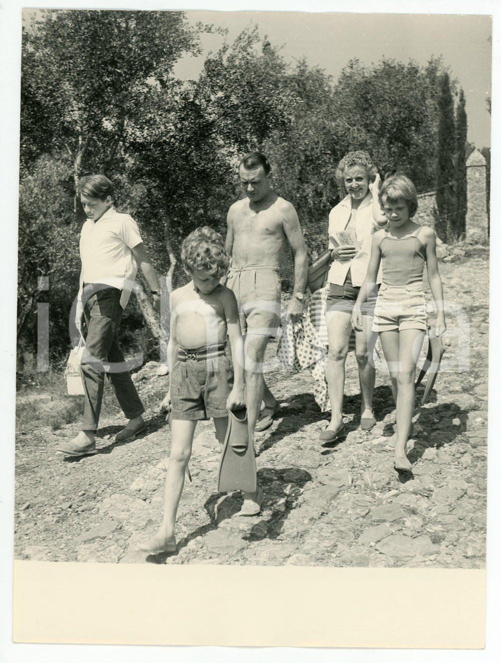 Fotografia d epoca originale 1958 PORTOFINO  Rex HARRISON in vacanza con i figli  Foto 18x24 4 1