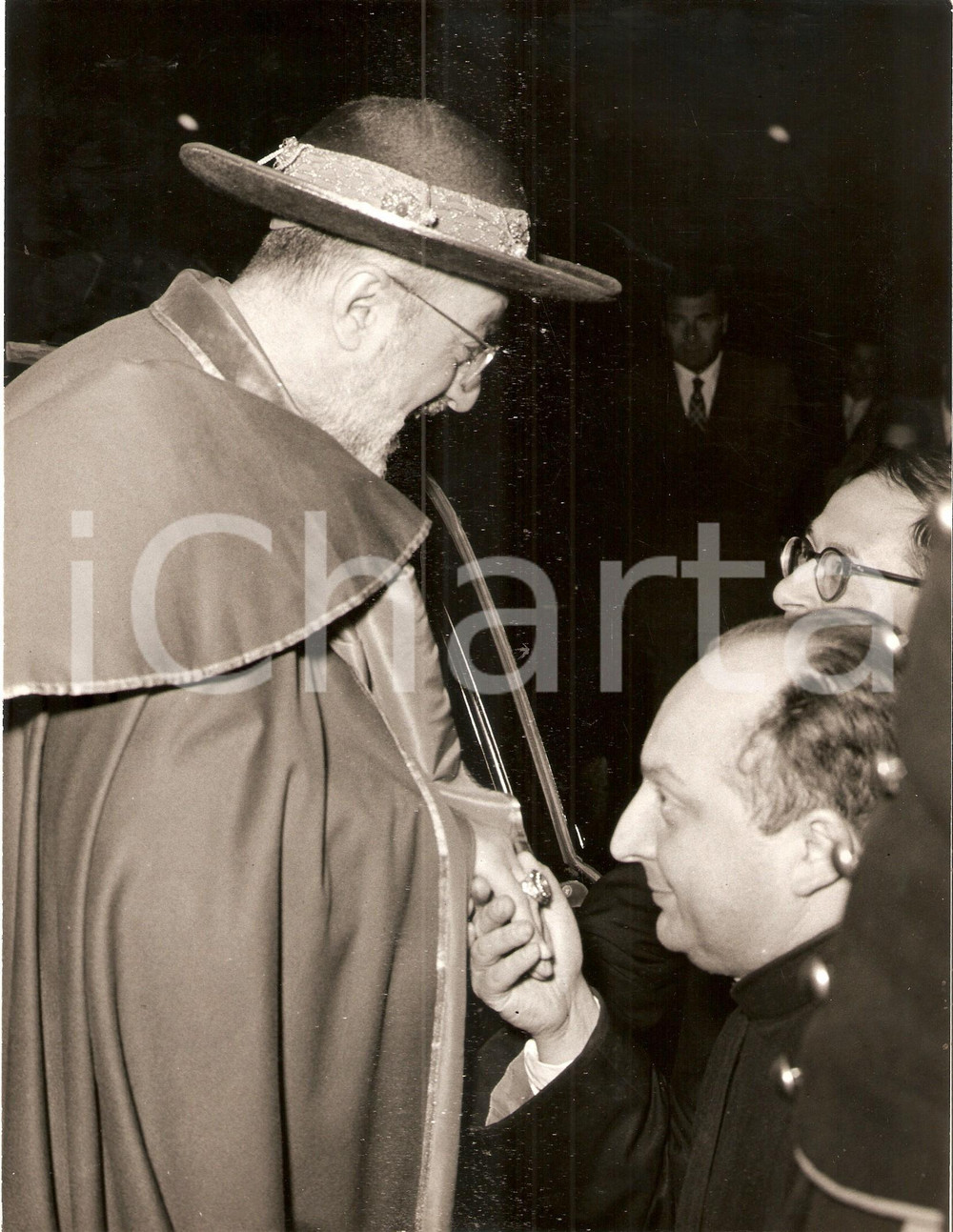 Fotografia d epoca originale 1955 ca ROMA Chiesa del Gesù Prelato bacia mano a Krikor Bedros XV AGHAGIANIAN 1