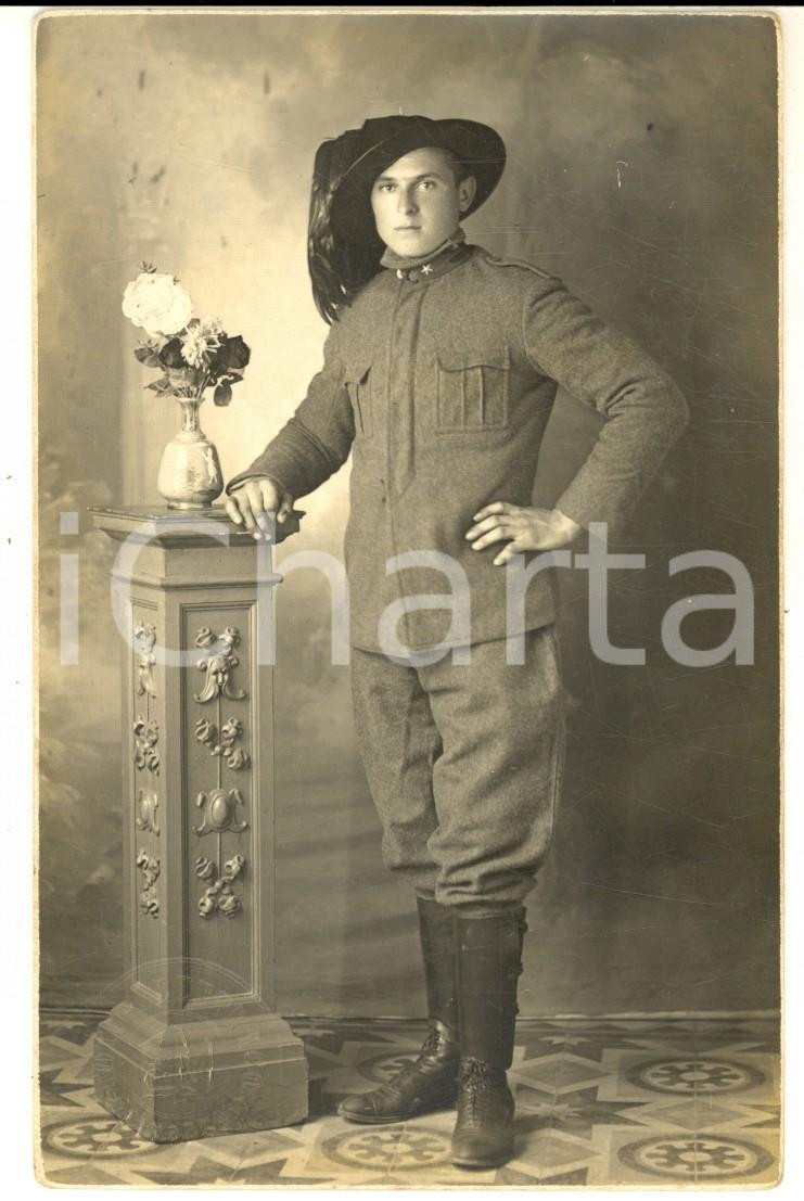 Fotografia d epoca originale 1925 ca LIVORNO REGIO ESERCITO Bersagliere e vaso di rose Foto Emilio MAGGINI 1
