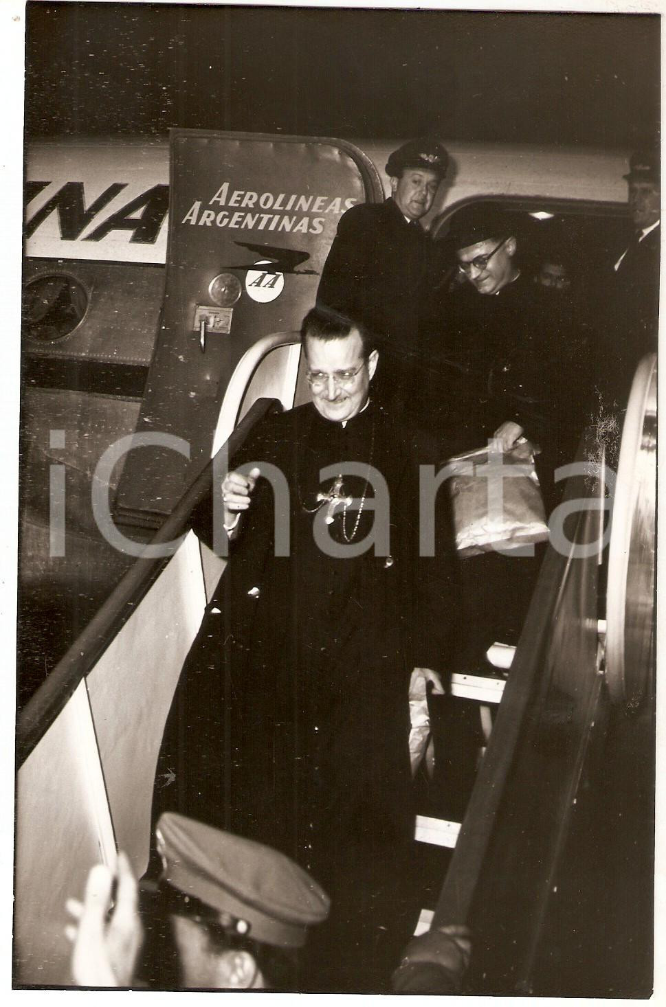 Fotografia d epoca originale 1955 ROMA Mons. Manuel TATO e Ramon Pablo NOVOA atterrano dopo espulsione Foto 1