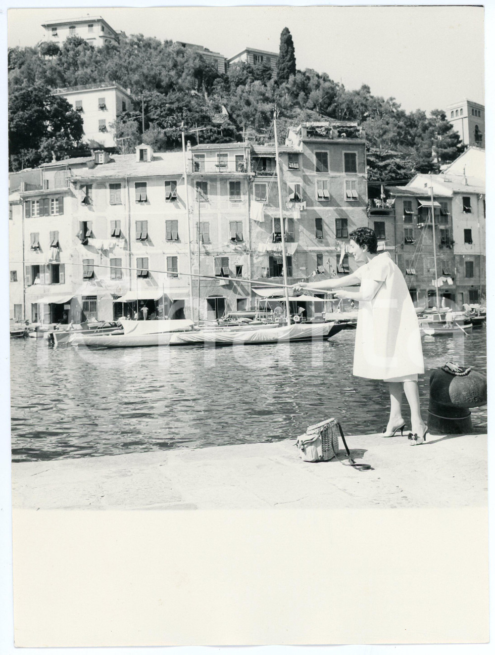 Fotografia d epoca originale 1958 PORTOFINO Valentina CORTESE pesca lungo la riva  Foto RARA 18x24 cm 1 1
