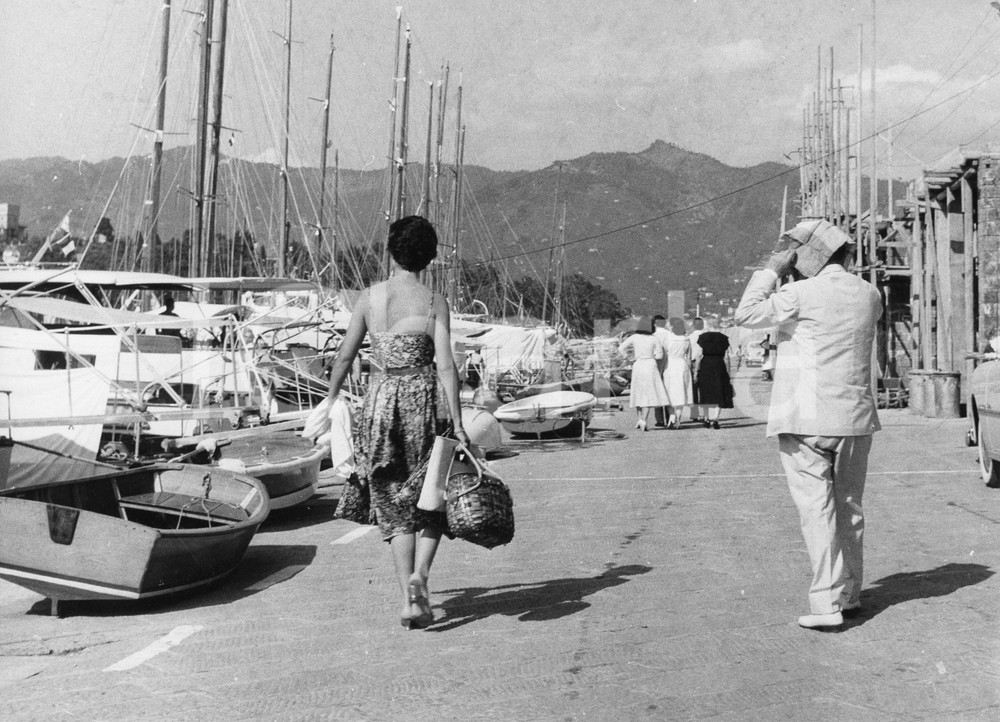 Fotografia d epoca originale 1958 SANTA MARGHERITA LIGURE Totò a passeggio si ripara dal sole  Foto 1 1