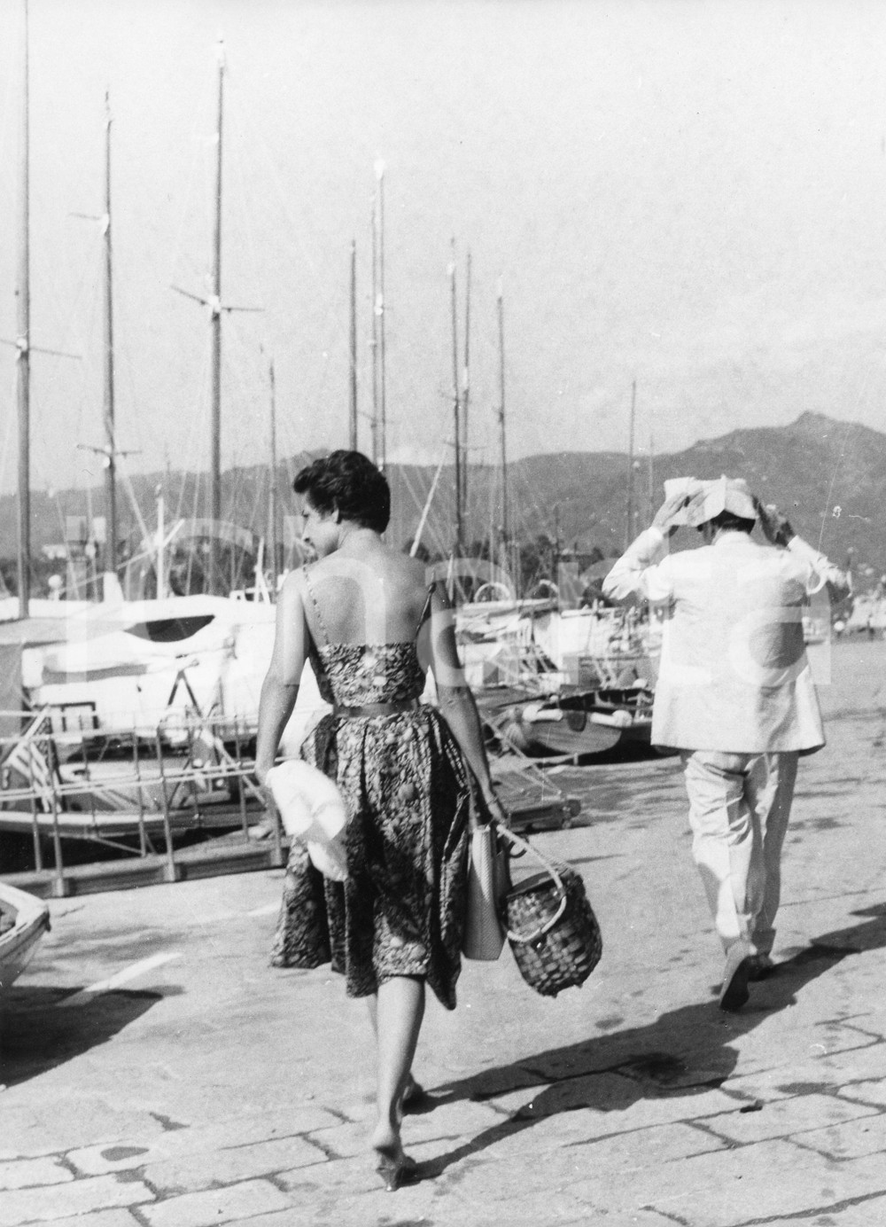 Fotografia d epoca originale 1958 SANTA MARGHERITA LIGURE Totò a passeggio si ripara dal sole  Foto 2 1